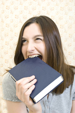 年輕漂亮的女人與書