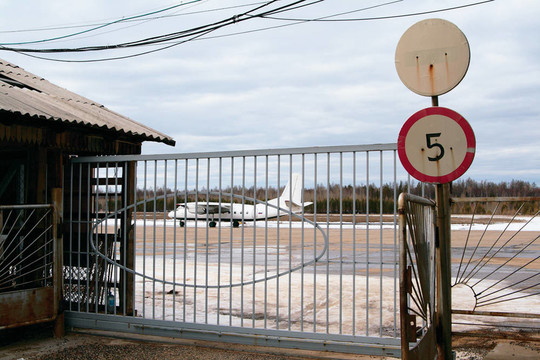 機(jī)場門口的飛機(jī)