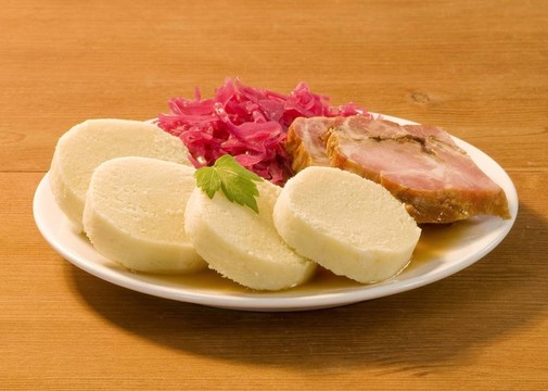 烤豬肉；土豆餃子和紅甘藍