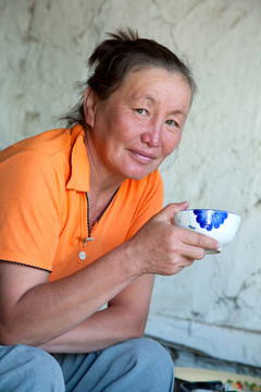 一個(gè)亞洲外貌喝茶的女人