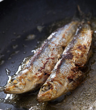 在煎沙丁油魚