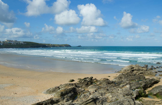 雪白的云朵在Newquay Fistral海灘；英國康沃爾。