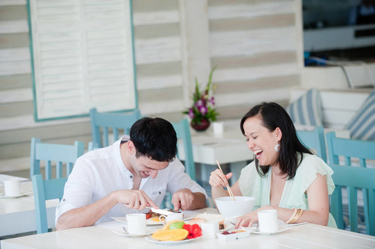 夫婦在吃早餐