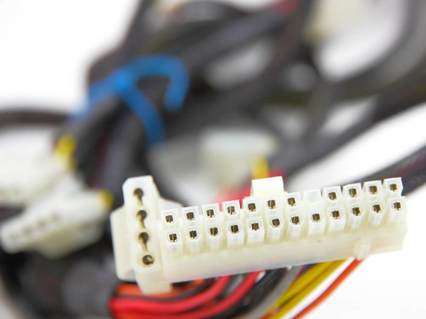 電腦主板電源線。彩色電纜