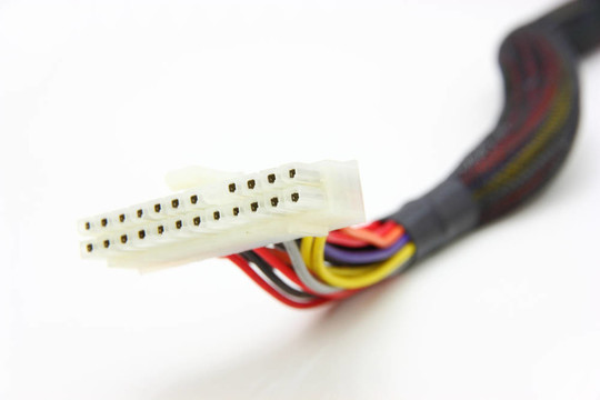 電腦主板電源線。彩色電纜