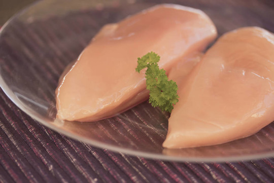 雞胸肉透明板準(zhǔn)備做飯。