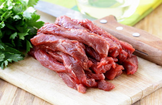 砧板上的新鮮生牛肉