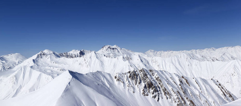 冬山全景。高加索山；格魯吉亞。