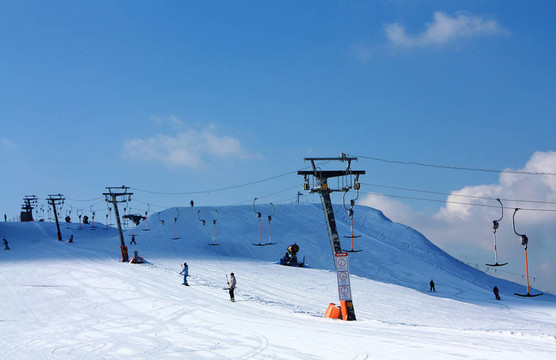 對(duì)電梯的滑雪者