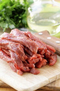 砧板上的新鮮生牛肉