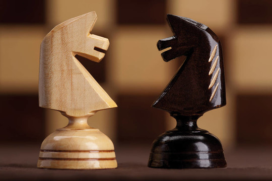 在棋盤背景兩騎士