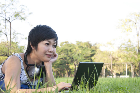 亞洲女士用電腦在外地