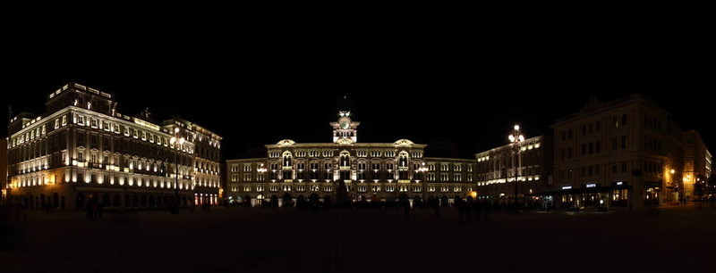 的里雅斯特夜間全景