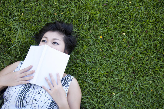 年輕女子在野外看書