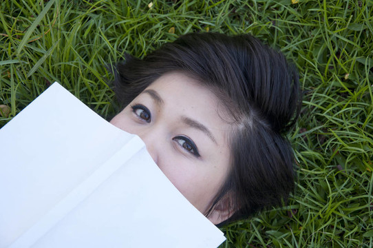 年輕女子在野外看書