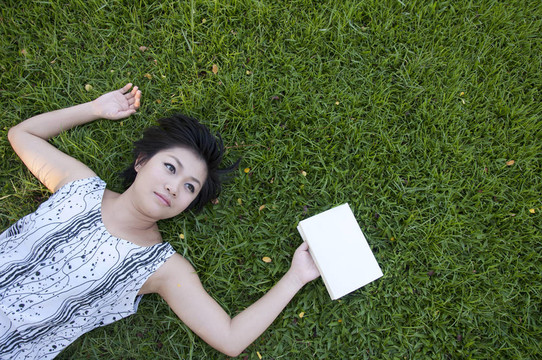 年輕女子在野外看書