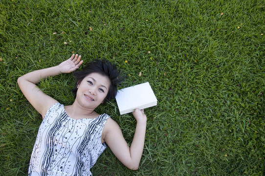 年輕女子在野外看書