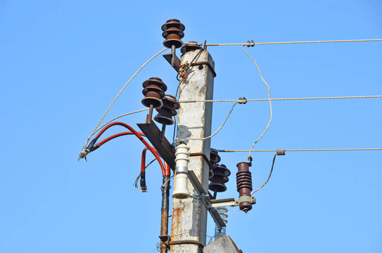 舊農(nóng)村電線塔在藍(lán)天背景下