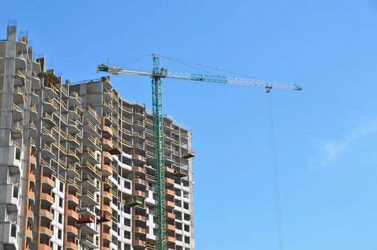 建筑起重機(jī)和建筑在藍(lán)天建設(shè)