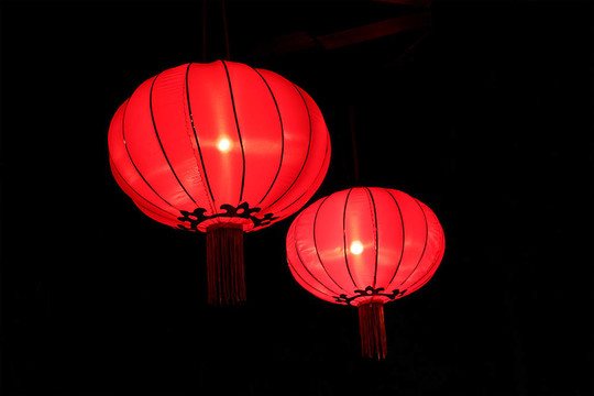 中國紅燈籠在夜間。