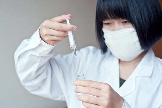 女護(hù)士注射