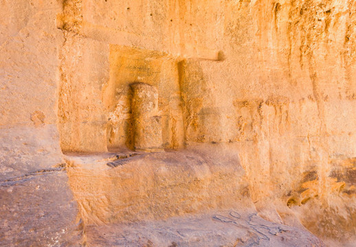 在古老的Nabatean god雕像龕壁SIQ峽谷；Petra