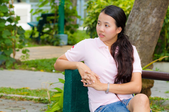 公園里的心煩意亂的女人