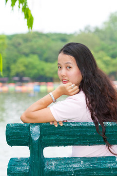 公園里的心煩意亂的女人