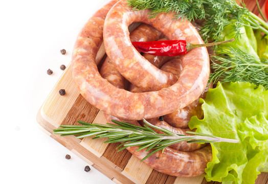豬肉香腸；番茄；沙拉和香料