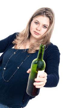 醉女人帶瓶酒