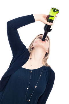 醉酒女子喝酒
