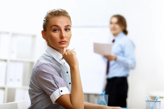 辦公室里的一個女商人的肖像