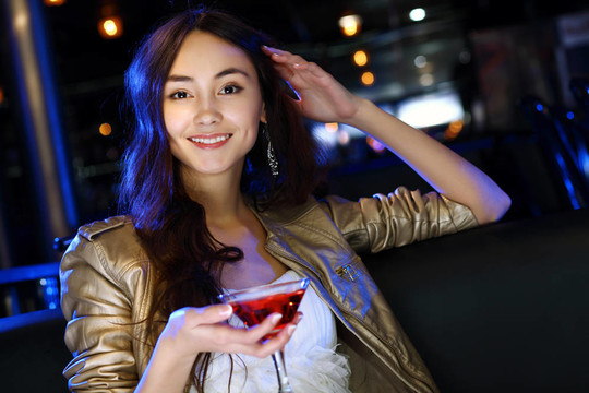 夜總會里有魅力的女人喝一杯