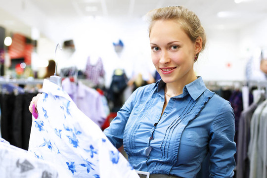 女人在商店買衣服