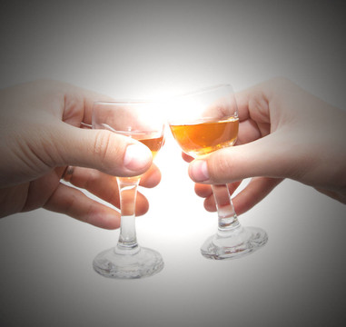 兩只配酒杯的手