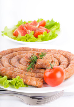 豬肉和牛肉香腸配番茄和香料；蔬菜沙拉
