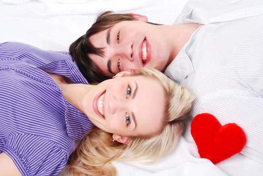 年輕的恩愛夫妻