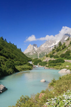 朵拉流。極高的山谷