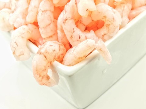 去皮的蝦；在白色的碗中分離