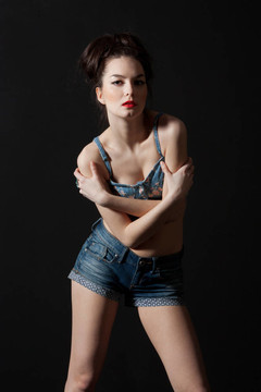 黑暗背景下的性感女人