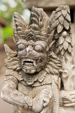 在烏布的巴厘惡魔雕像；印度尼西亞