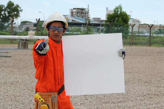 憤怒的石油和天然氣亞洲工人與空白標(biāo)志；為您的文字準(zhǔn)備。