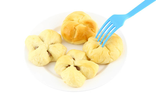 面包打破時(shí)間在盤子和藍(lán)叉。