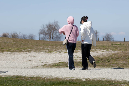 兩位女士在公園散步
