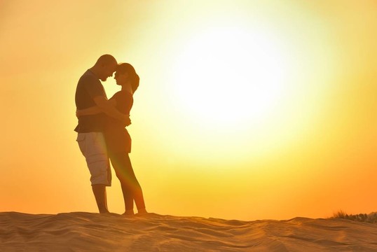 情侶欣賞夕陽