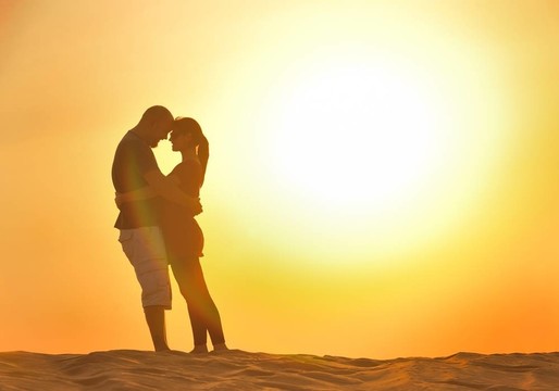 情侶欣賞夕陽(yáng)