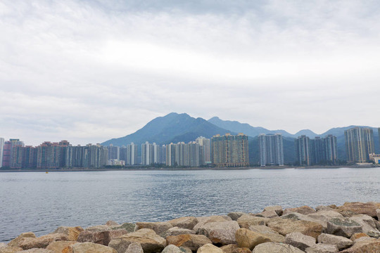 香港的公寓樓，沿著海岸