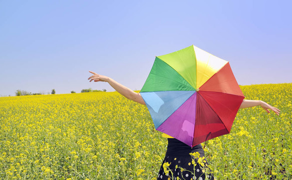 一個帶著五顏六色雨傘的漂亮女孩