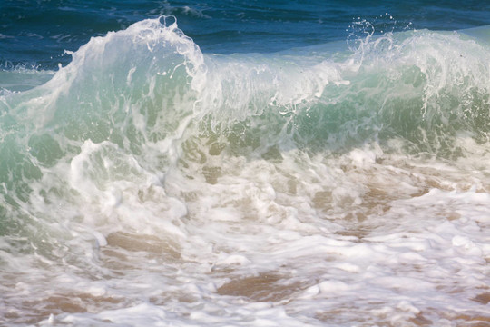 破碎的海浪