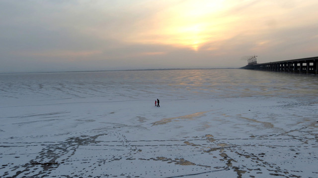 冰封黃河海勃灣水利樞紐